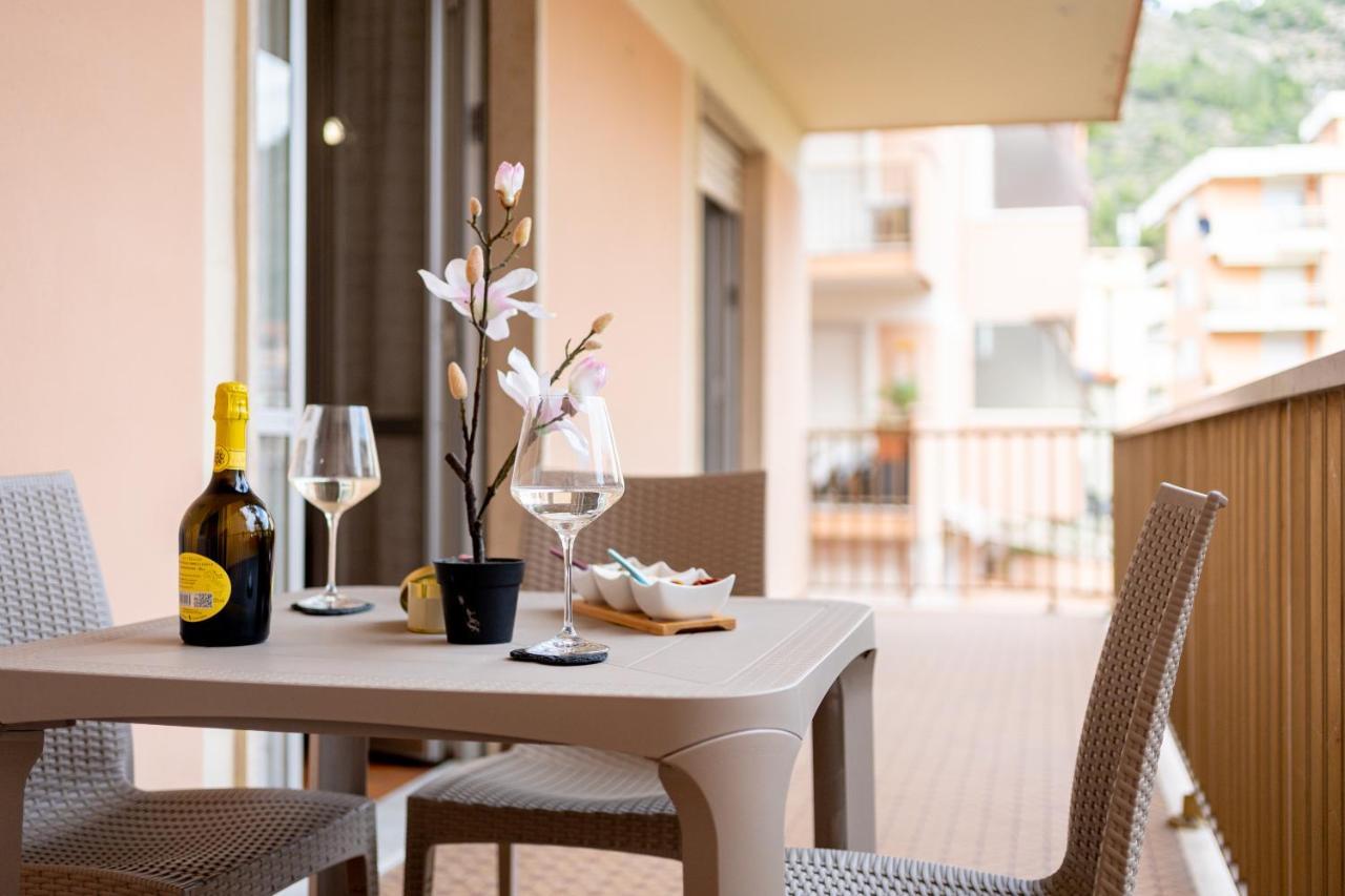 Апартаменти Near The Sea - Wifi And Parking Вентімілья Екстер'єр фото