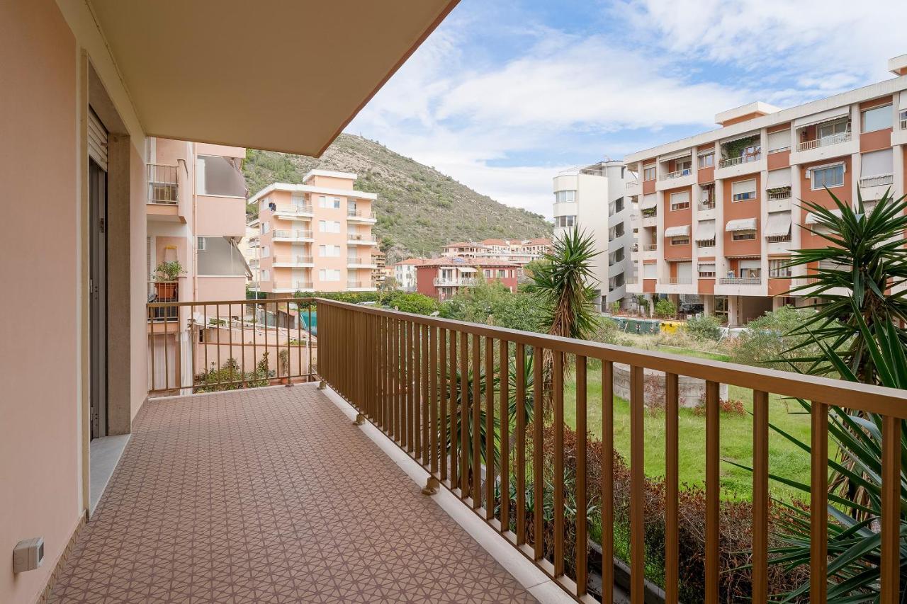 Апартаменти Near The Sea - Wifi And Parking Вентімілья Екстер'єр фото