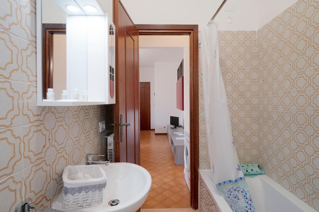 Апартаменти Near The Sea - Wifi And Parking Вентімілья Екстер'єр фото