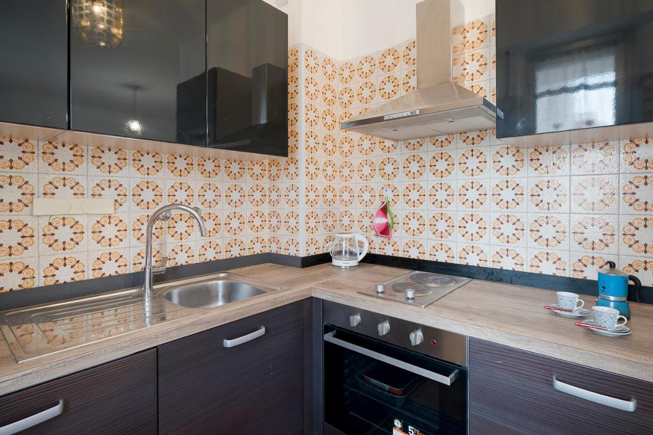 Апартаменти Near The Sea - Wifi And Parking Вентімілья Екстер'єр фото
